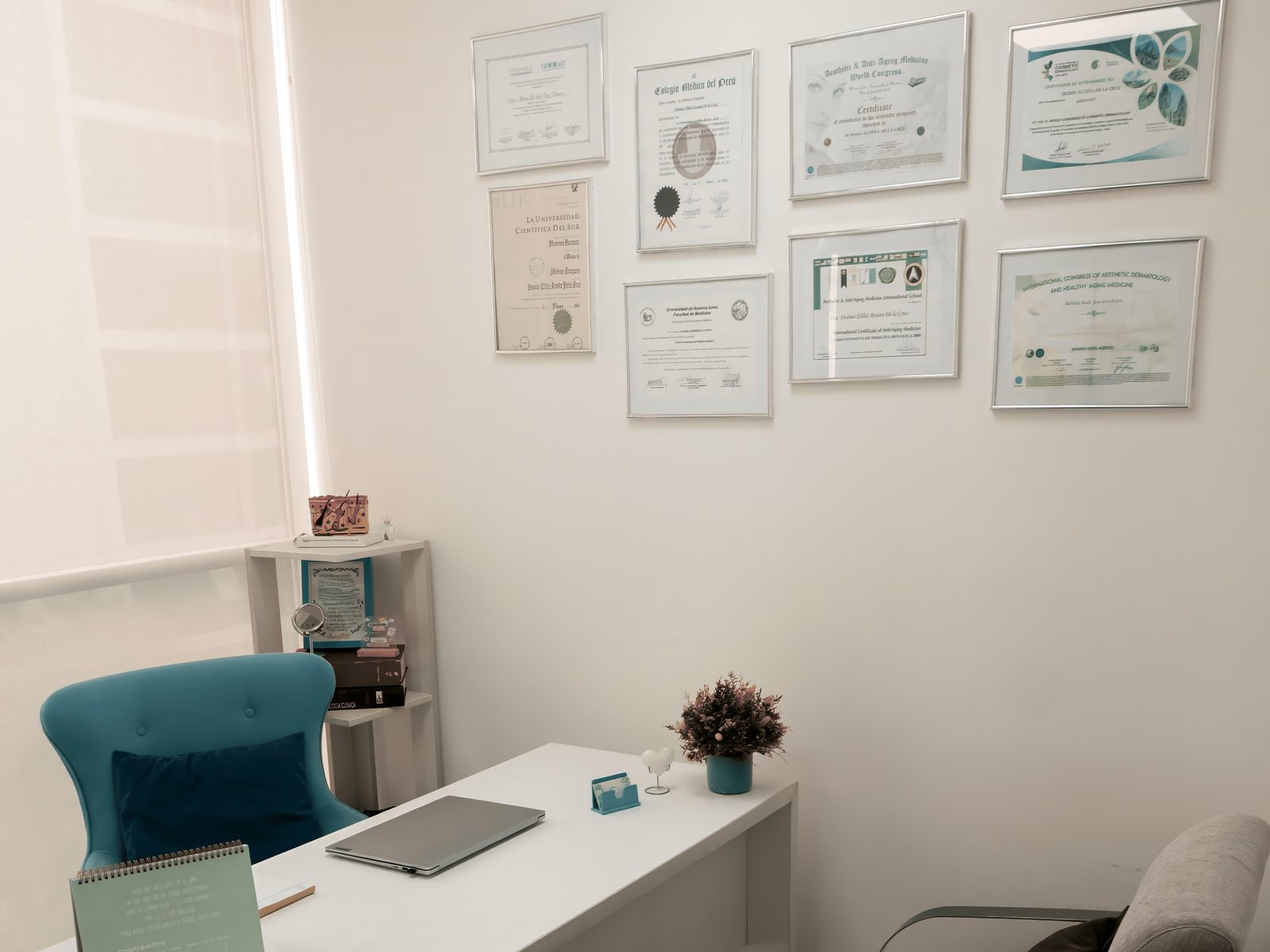 Consultorio de Mediskin en Miraflores, con los títulos y certificaciones de la directora médica