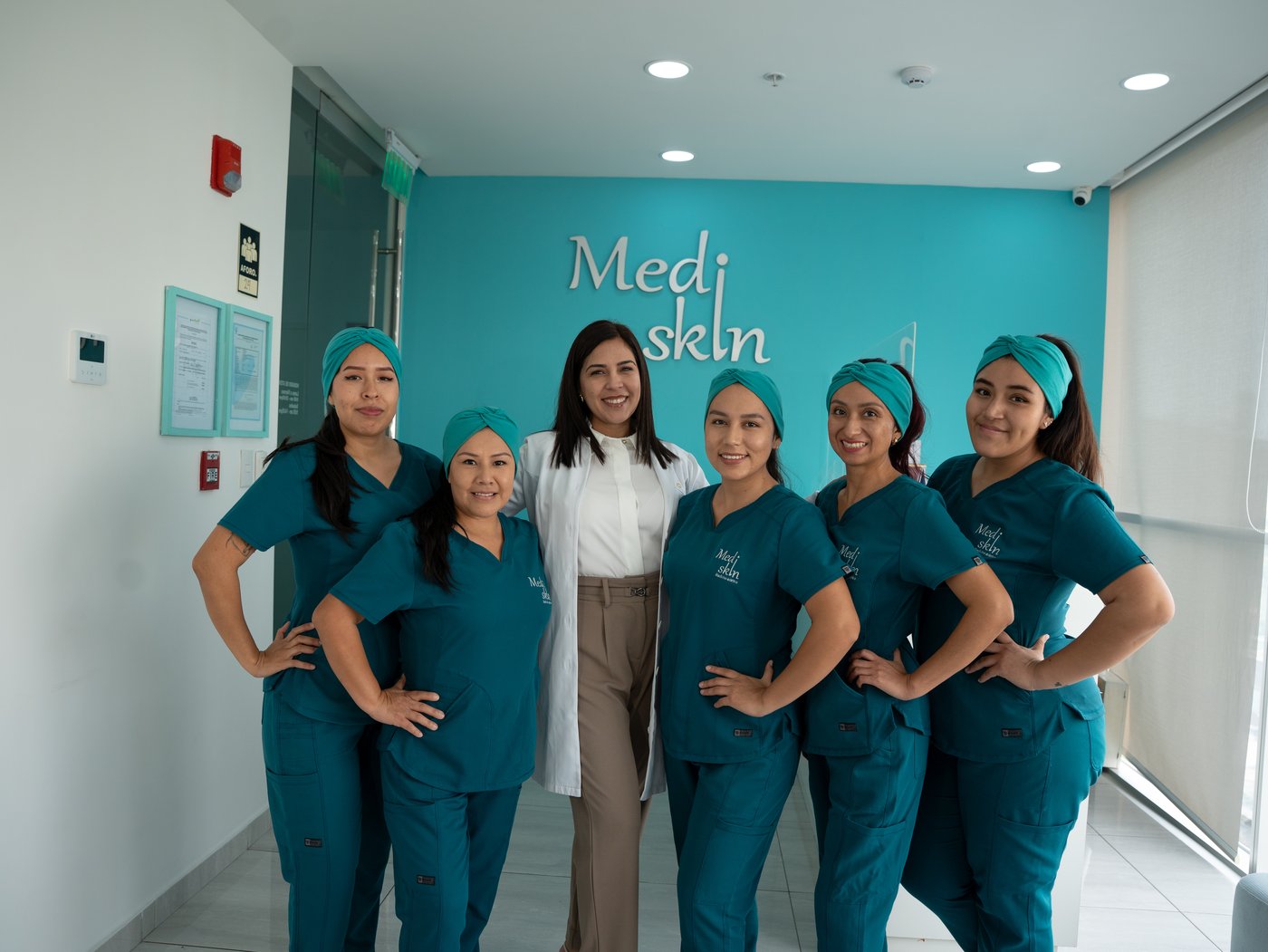 El equipo completo de Mediskin Estética en la clínica de Miraflores